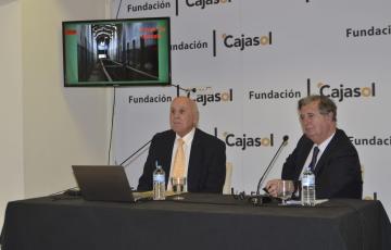 El Dr. Manuel Concha con José María García León durante la presentación.
