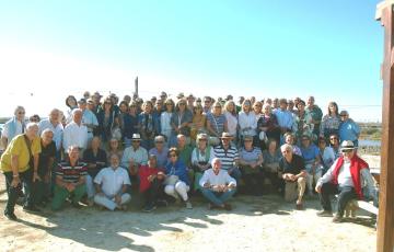  El grupo de antiguos alumnos durante el despesque en una salina de  Chiclana de la Frontera.