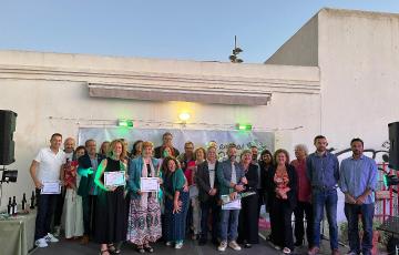  Miembros de la asociación Amigos de Fernando Quiñones con los galardonados y autoridades en el Espacio Literario tras la entrega de Mijiteros 2022.