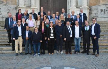 El Cortejo Real 2022 con un grupo de miembros de la asociación de Reyes Magos.