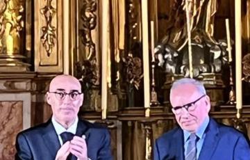 Pascual Valiente tras entregar el premio a Alfonso Guerra