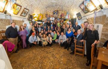  El anfitrión Domingo Villero, rodeado del grupo de familiares y amigos , durante el festejo de los 50 cumpleaños en la Peña Paco Alba.