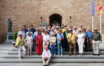 El grupo en la zona monumental de la localidad de Rota.