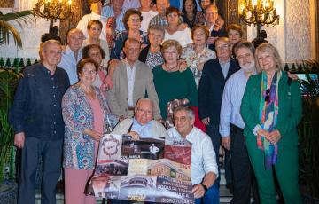 Familiares, empleados y amigos del grupo Isi , durante la celebración en el patio del Casino Gaditano.