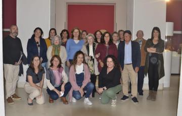 Un grupo de participantes de la III Jornada de Historia Antigua de la UNED, durante la clausura del curso en la visita  a la sala fenicio-púnica del Museo de Cadiz.