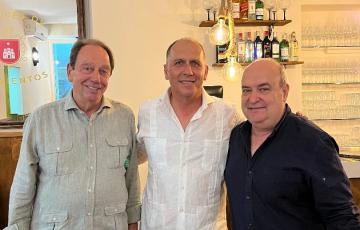  El gerente de la Taberna El Mentidero, Fran Lucero con Lusi Machuca y Pelayo García.