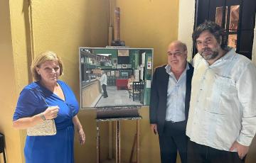  Ana García, Pelayo García Borbolla y el pintor Pepe Baena ante unos de sus cuadros, regalado al homenajeado.