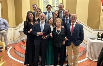 El Dr. Manuel Rodríguez Téllez rodeado de su familia tras recibir la medalla de Oro