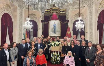 El alcalde de Cádiz Bruno García y Josefina Junquera con todos los descendiente de Eduardo Benot, tras finalizarr el acto.