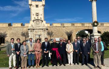 El padre Guillermo Domíngeuz Leonsegui, el alcalde de Cádiz Bruno García y los miembros de la Hermandad de los Santos Patronos durante la ofrenda.