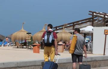 turistas-extranjeros-cadiz-kALC--620x349@abc.jpg