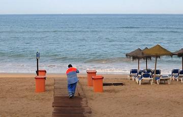 noticias cadiz OPERARIO PLAYA.jpg