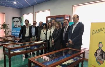 Foto de familia en la exposición de la UCA dedicada a Felipe Benítez Reyes 2.jpg