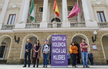 NOTICIAS CADIZ FOTO MINUTO DE SILENCIO.jpg