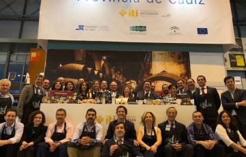 noticias cadiz Irene Garcia y autoridades con participantes en el Salon de Gourmets.jpg