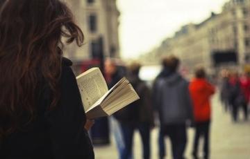 Personas-leyendo-en-la-calle.jpg