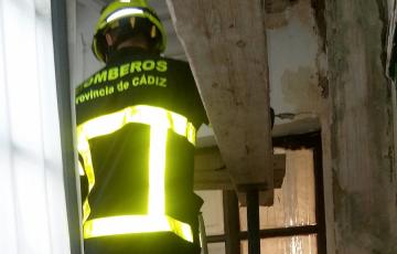 noticias cadiz APUNTALADO VIGA VIVIENDA CADIZ okkkk.jpg