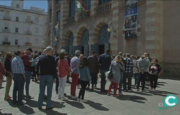 notiicias cadiz colas en el falla juan carlos aragon.jpg