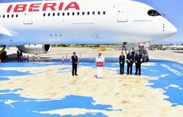 noticias cadiz IBERIA bautiza un nuevo avión con el nombre del marino JUAN SEBASTIAN ELCANO.jpg