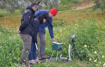 noticias cadiz Investigadores en trabajo de campo.jpg