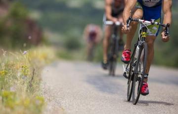ciclista-carne-kFIE-U90750607728bnC-624x385@Ideal.jpg