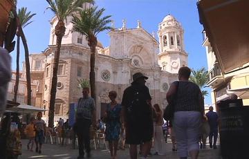 noticias cadiz turistas plaza catedral_0.jpg