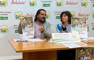 noticias cadiz Fernando Macías y Carmen Álvarez, durante la rueda de prensa en la sede provincial de IU Cádiz.jpg