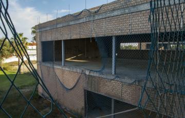 Obras-medio-terminar-centro-Camposoto_1434167423_116430145_667x375.jpg