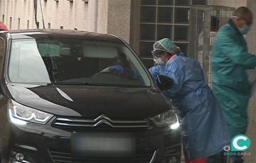 FOTO SANITARIOS HACIENDO TEST EN COCHES.jpg