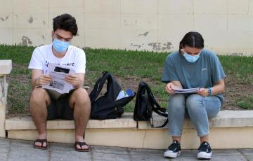 Estudiantes con mascarillas.jpg