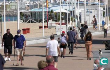 a. FOTO GENTE PASEO MARITIMO MASCARILLAS.jpg