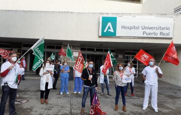 Protesta de delegados sindicales a las puertas del Hospital de Puerto Real