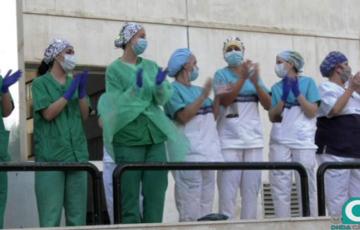 Un grupo de sanitarios del Puerta del Mar durante los aplausos en los primeros meses de crisis sanitaria