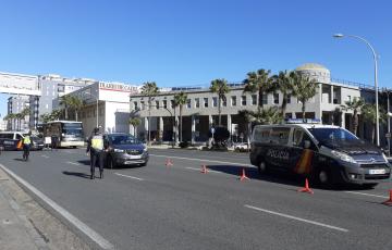 Control de Policía nacional en la salida de Cádiz