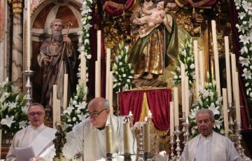 El padre José Díaz oficiando misa durante el inicio del Año Jubilar de San José