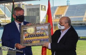 Teo Vargas con el presidente del Cádiz CF durante la presentación de su libro