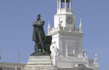 Ayuntamiento de Cádiz, tras la estatua de Moret.