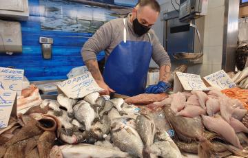 Uno de los puestos de pescado del mercado central