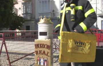 Los agentes del Cuerpo de Bomberos de Cádiz custodian los buzones 