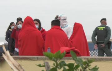 Una patera con 19 inmigrantes llega a la playa de Cortadura 