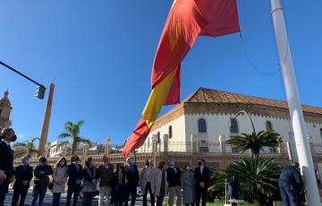 Momento de la izada de la bandera de España