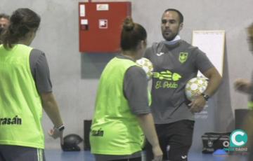 Manolo Moreno da instrucciones a sus jugadoras en un entrenamiento