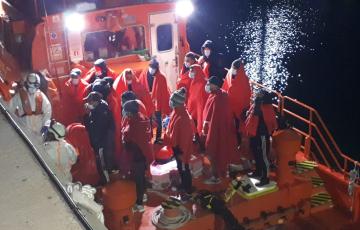 En la embarcación viajaban 17 varones que han sido trasladados a San Roque