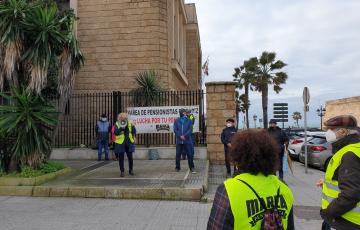 La Marea de Pensionistas de Cádiz durante la manifestación en la Subdelegación del Gobierno