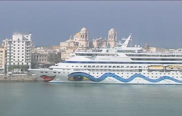 Un crucero atracado en el puerto de Cádiz