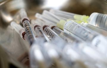 CCOO señala que las jeringuillas de 0,1 facilitaría la sexta dosis de la vacuna