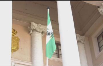 La bandera de Andalucía en el balcón del Ayuntamiento 