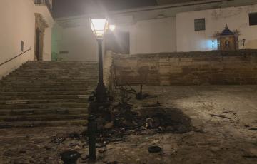 Imagen de los restos del mobiliario quemado en Santa Cruz 