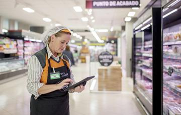 Una trabajadora de supermercado, considerado como servicio esencial en pandemia