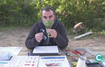 El ornitólogo que se encarga del taller, Alberto Álvarez